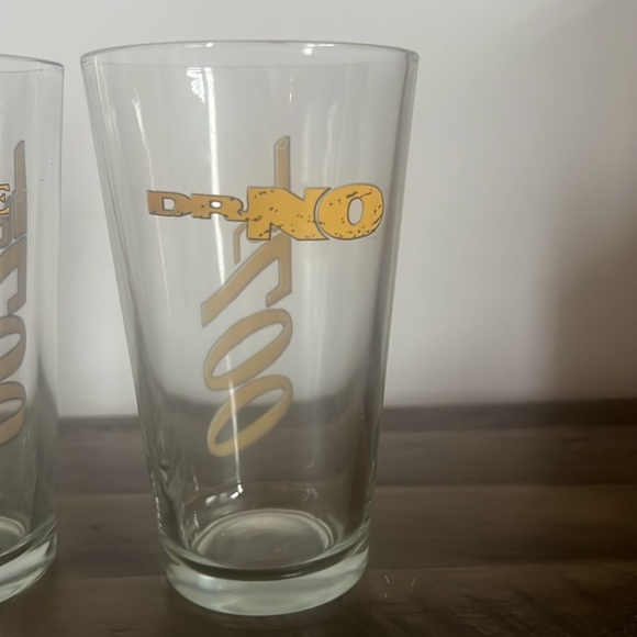 Bond 007 Goldeneye and Dr No Set of Glasses Vintage 1995 15oz - Picture 4 of 11